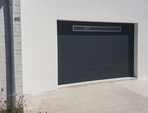 Porte de garage sectionnelle ALUDOOR avec hublot panoramique